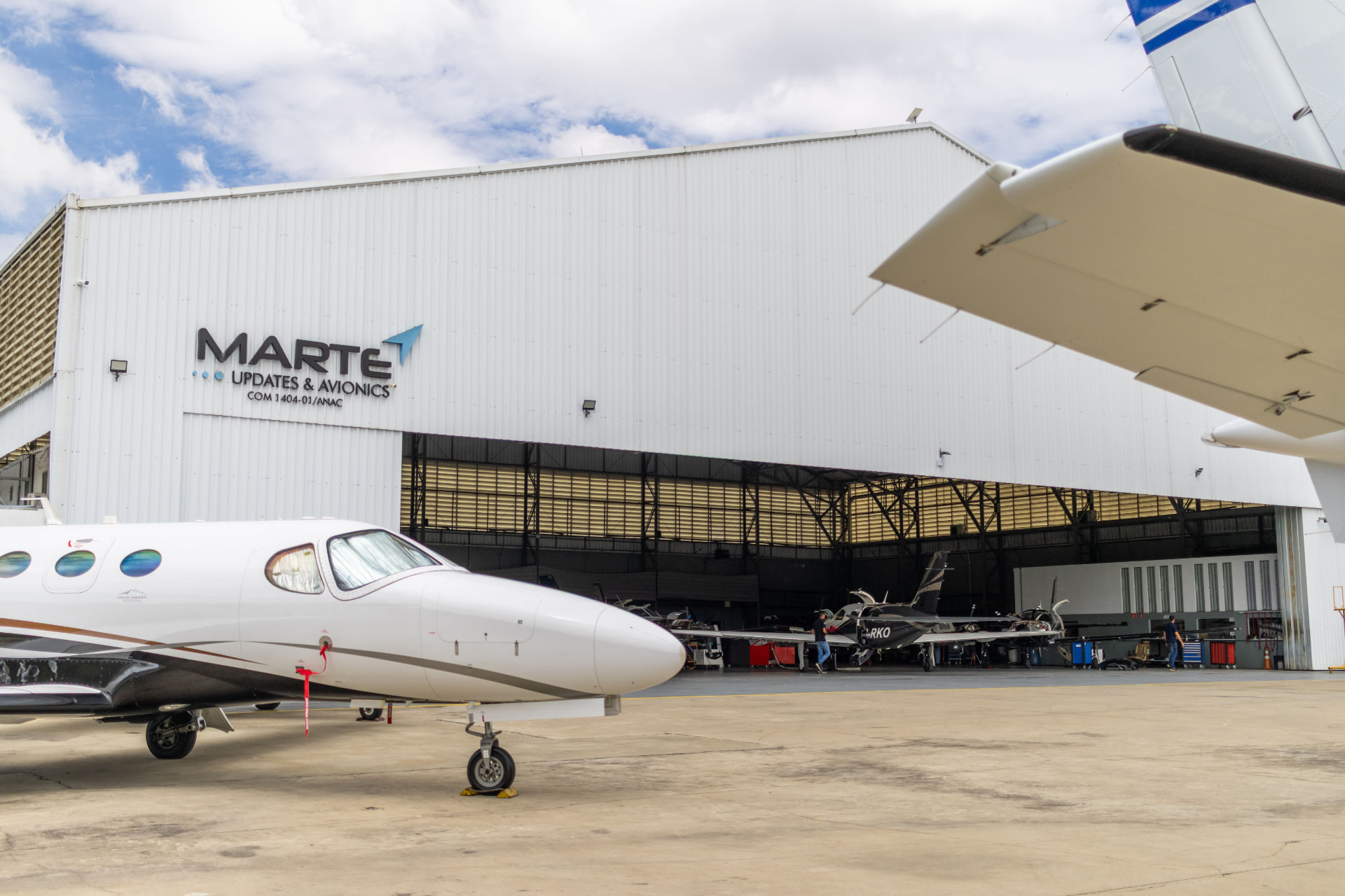 Aeronave executiva em frente ao hangar da Marte Updates no Campo de Marte