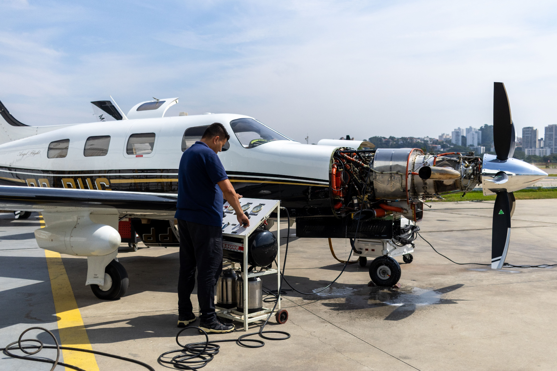 Técnico da Marte Updates realizando manutenção em motor de aeronave