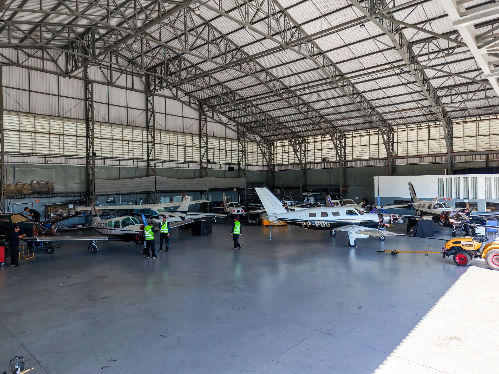 Técnico Marte Updates trabalhando em aeronave Beechcraft Baron